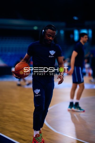 Spieler der MLP Academics Heidelberg läuft mit Ball