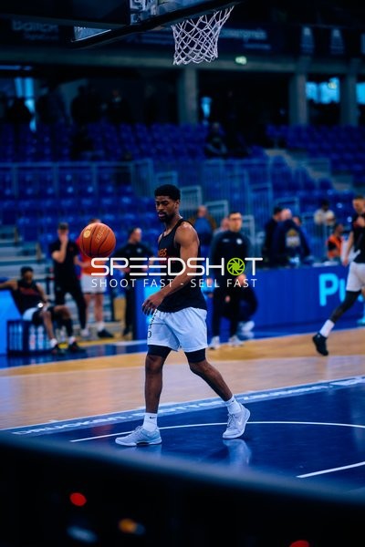 Niners Chemnitz Spieler dribbelt vor dem Spiel