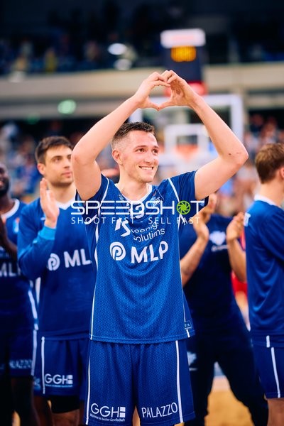 Spieler Alex Barcello (13, MLP Academics Heidelberg) jubelt mit Herz-Geste