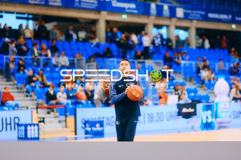 Spieler hält Basketball im SNP Dome