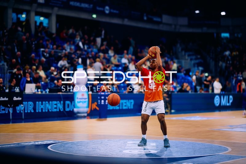 NINERS Chemnitz Spieler wirft Ball