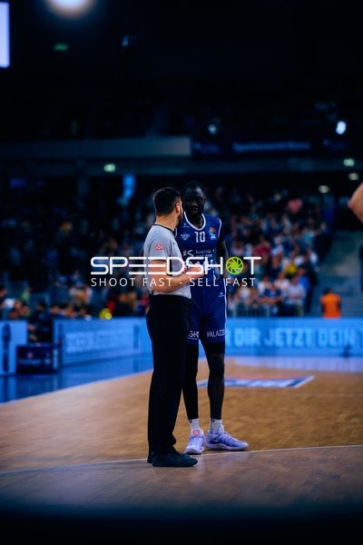 Spieler Bakary Dibba (10, MLP Academics Heidelberg) im Gespräch mit Schiedsrichter