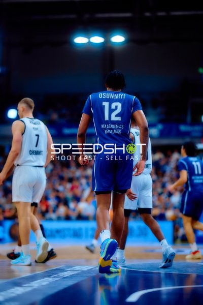 Spieler läuft auf dem Feld