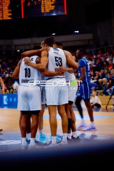 Niners Chemnitz umarmt sich vor dem Spielzug