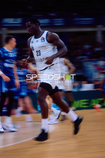 Niners Chemnitz Spieler läuft über das Spielfeld