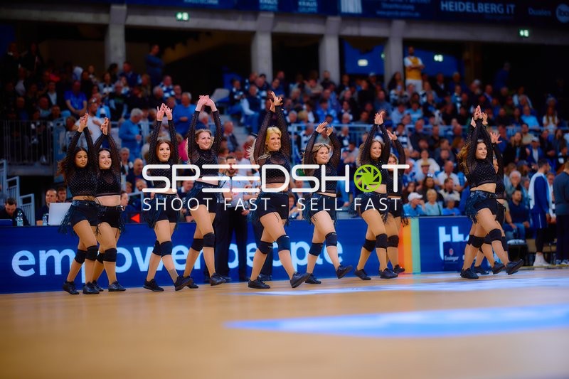 Cheerleader performen im SNP Dome