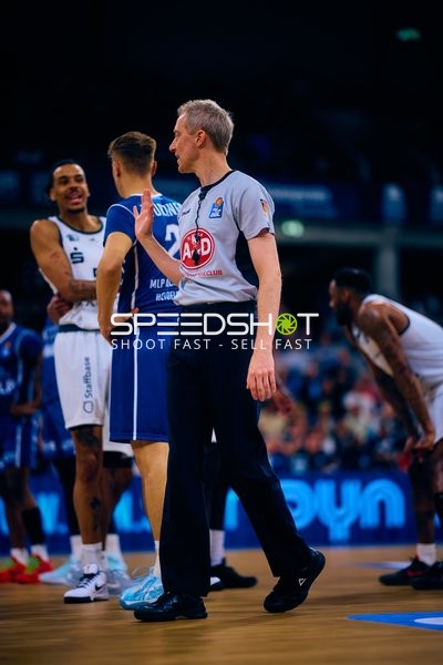 Schiedsrichter unterbricht das Spiel