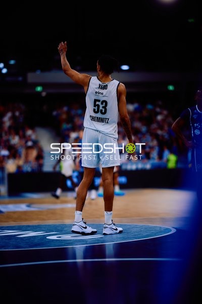 Spieler Nummer 53 (Niners Chemnitz) zeigt Handzeichen