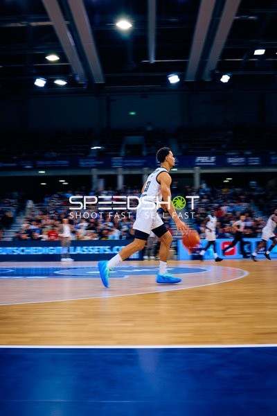 NINERS Chemnitz dribbelt