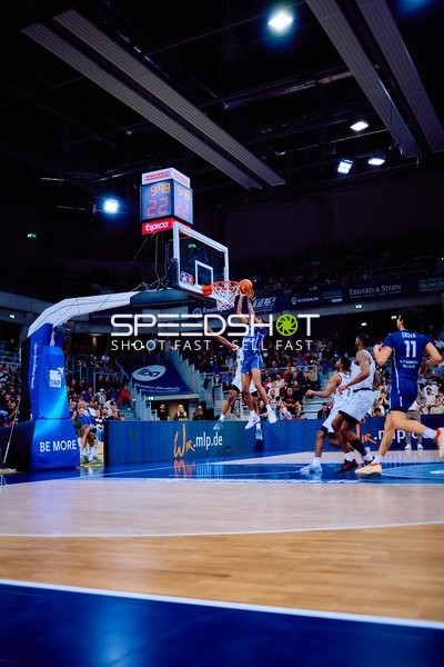 Kraftvoller Dunk von MLP Academics Spieler