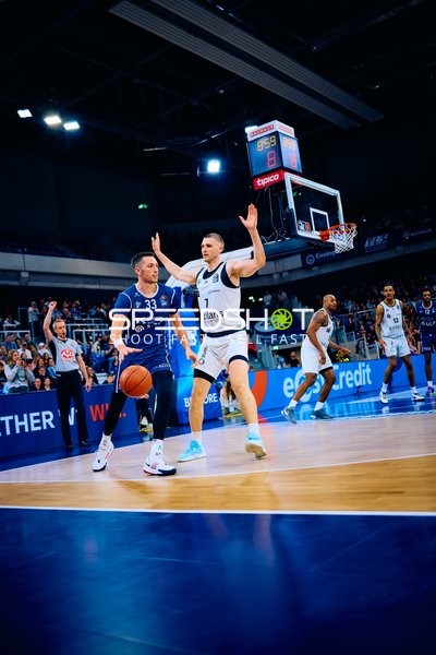 Dribbelt im SNP Dome