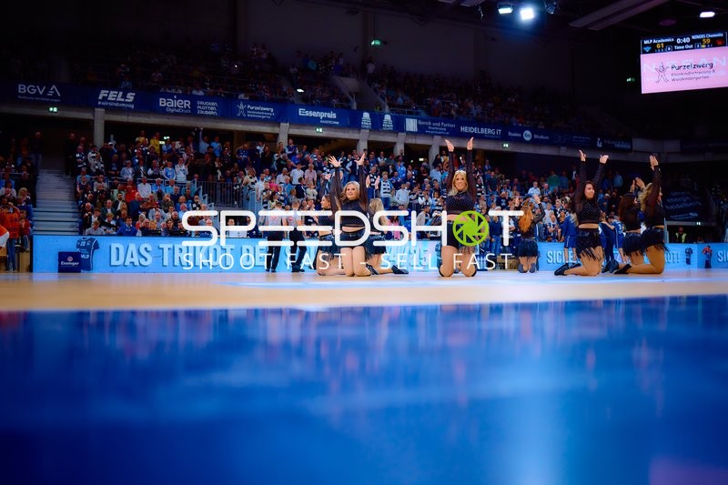 Tänzerinnen zeigen beeindruckende Darbietung