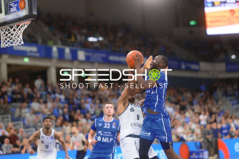 MLP Spieler zeigt Korbwurf gegen Niners Verteidiger