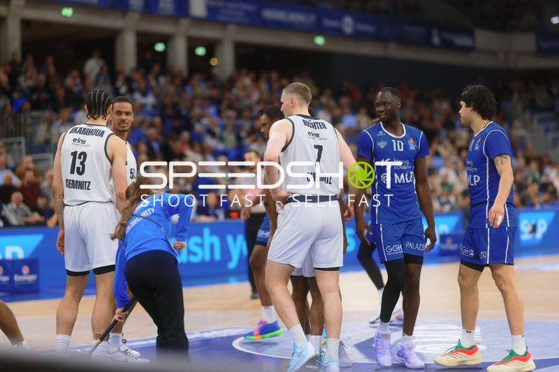 Spieler in Warteposition während Spielunterbrechung