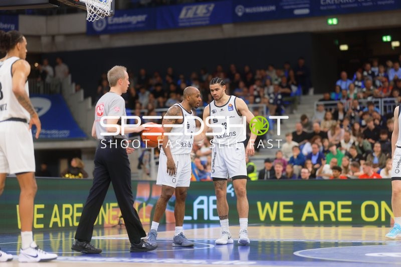 Diskussion zwischen Spielern und Schiedsrichter