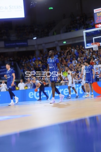 MLP Academics dribbelt