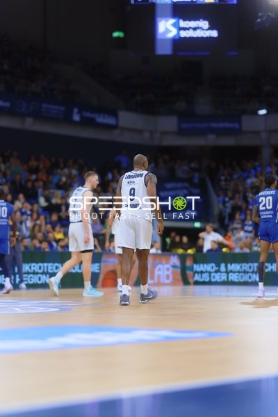 Spieler stehen auf dem Spielfeld