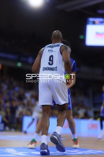 NINERS Chemnitz Spieler 9 läuft über das Spielfeld