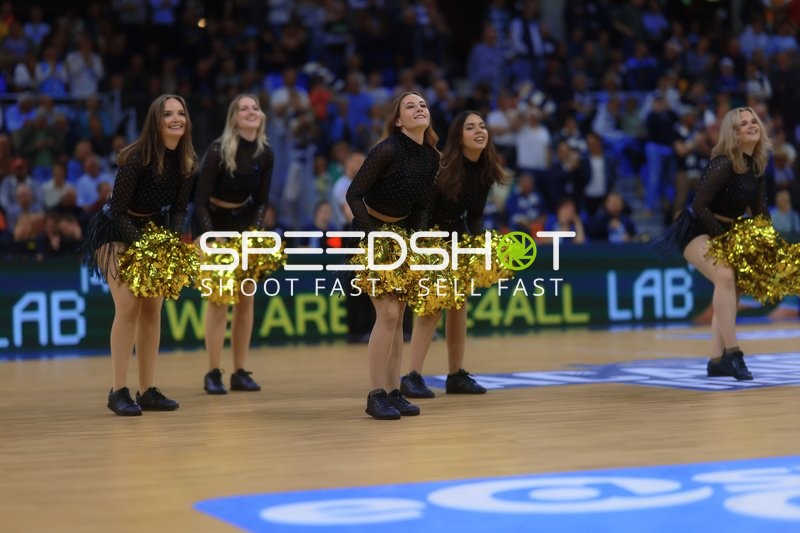 Cheerleader tanzen für die Fans