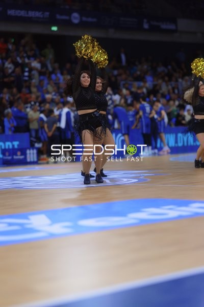 Cheerleader-Performance im SNP Dome