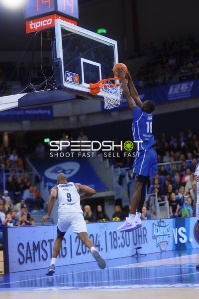 Spektakulärer Dunk durch MLP Academics