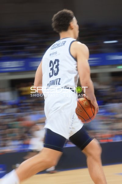 Spieler dribbelt mit Ball