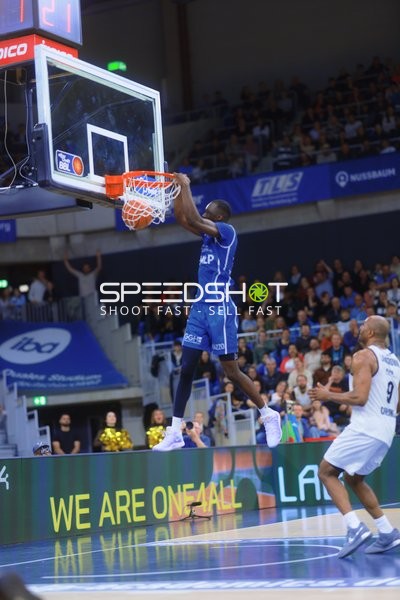 Dunk von Nummer 42 (MLP Academics Heidelberg)