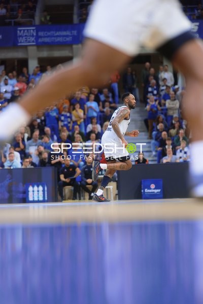 Niners Chemnitz Spieler läuft zum Korb