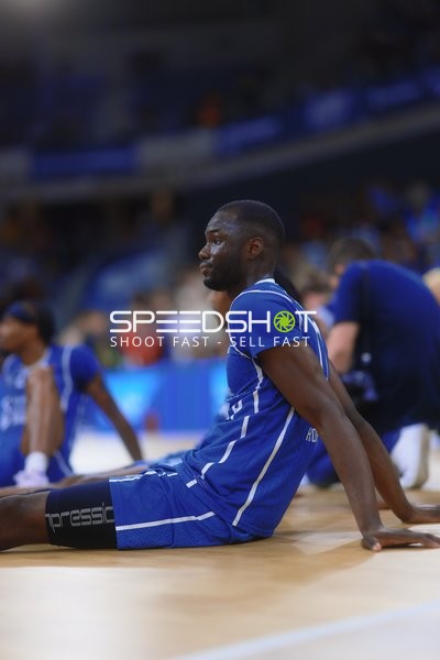 Spieler sitzt auf dem Boden