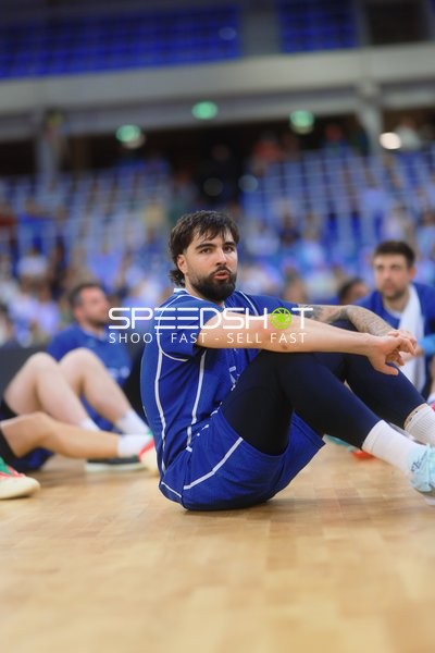 Spieler dehnt sich auf dem Spielfeld