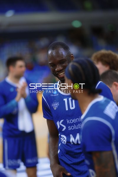 Spieler lacht während Teambesprechung