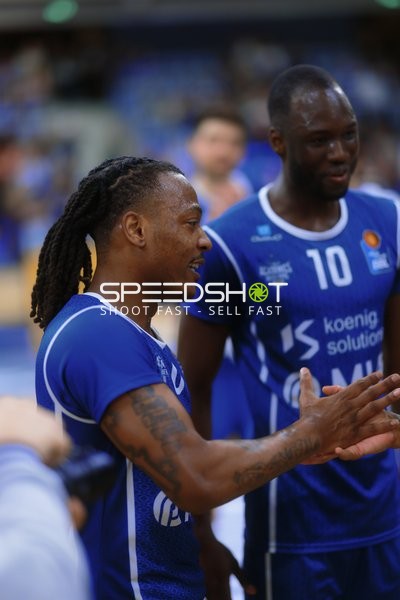  Spieler lacht nach dem Spiel