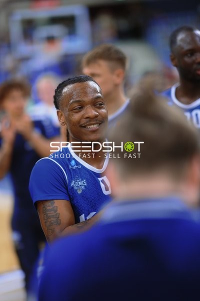 Spieler lächelt während Auszeit