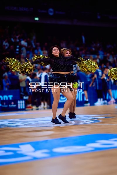 Cheerleader führen Einlage auf