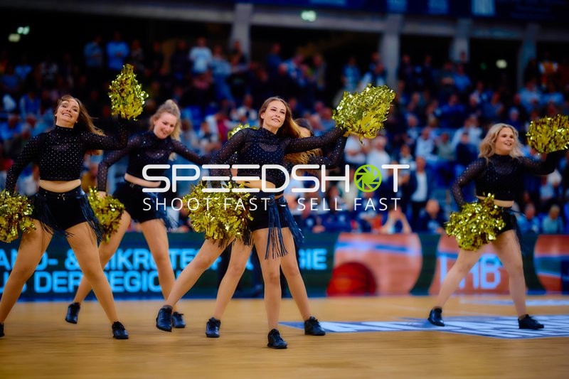 Cheerleader-Performance mit goldenen Pompoms