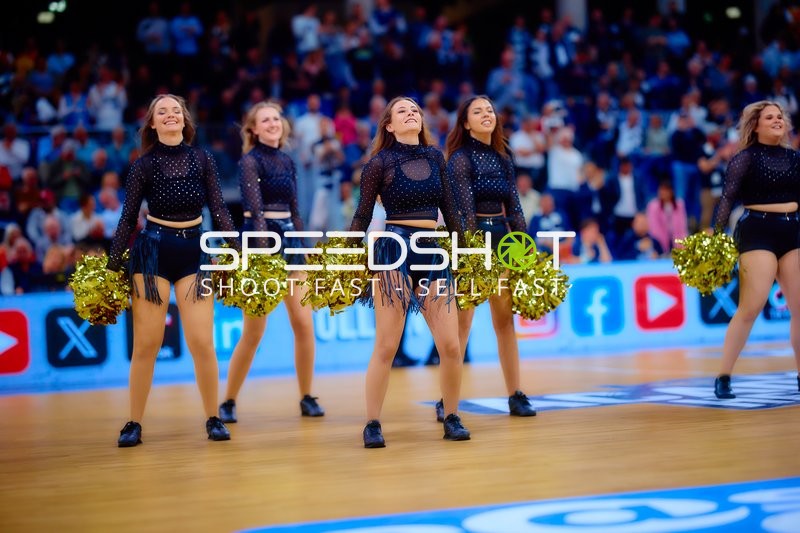 Cheerleader-Performance während Basketballspiel