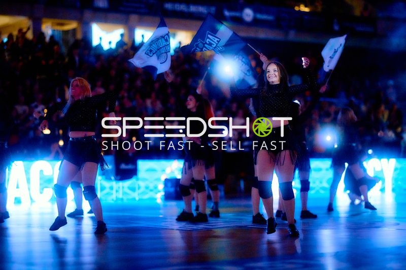 Cheerleader Show vor Basketballspiel
