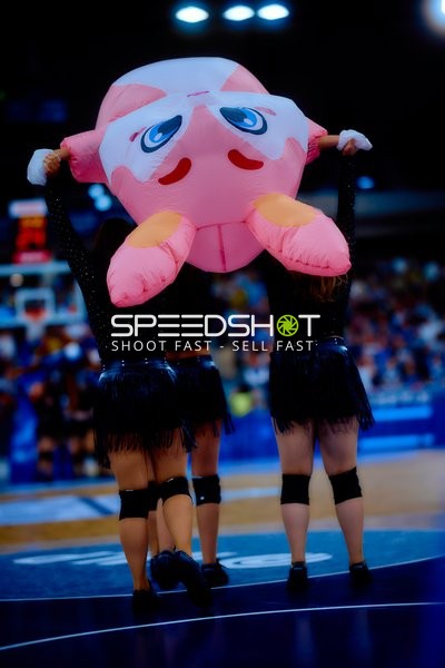 Tänzerinnen heben großes Maskottchen beim Basketballspiel