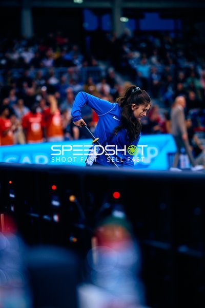 Person in Aktion neben Spielfeldrand