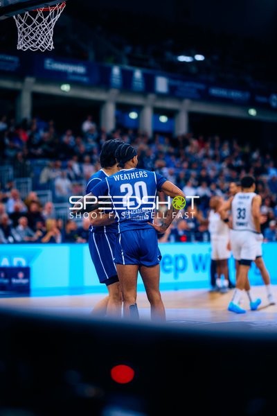 Spieler umarmen nach Aktion