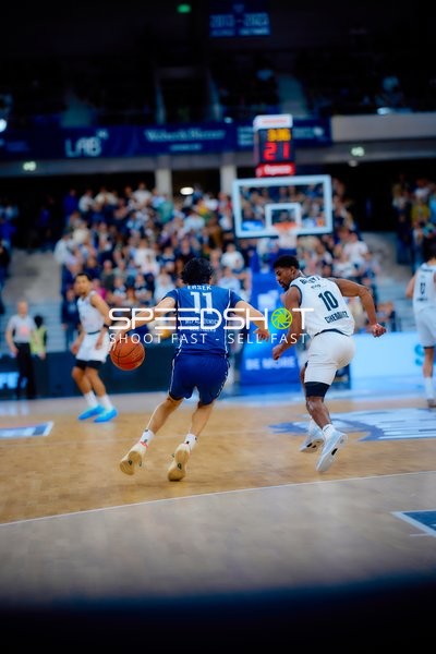 MLP Academics dribbelt gegen Niners Verteidigung