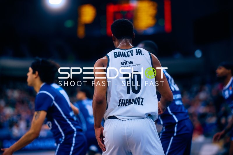 Spielszene mit Bakary Dibba (10, MLP Academics Heidelberg) im Fokus