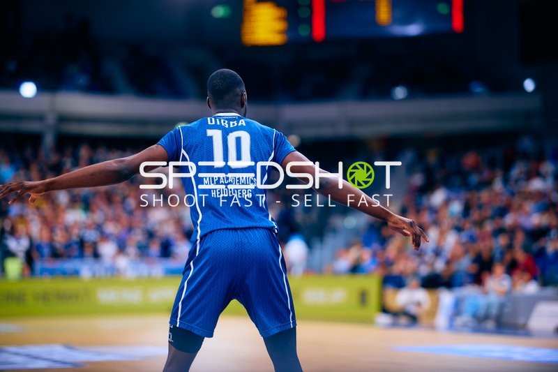 MLP Academics Bakary Dibba (10, MLP Academics Heidelberg) verteidigt energisch