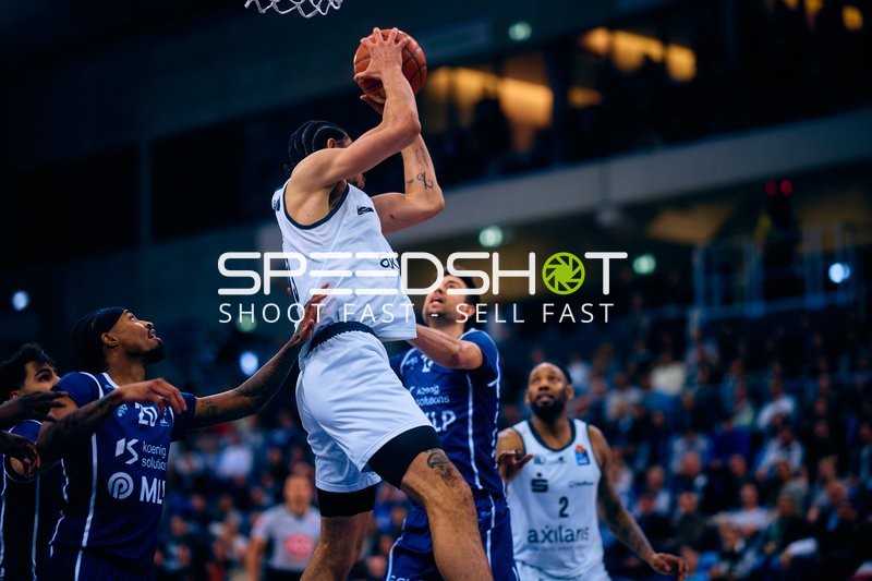 Spieler von Niners Chemnitz wirft nahe Korb gegen MLP Verteidigung