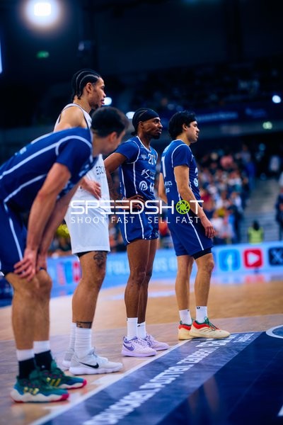 Spieler stehen nebeneinander auf Spielfeld