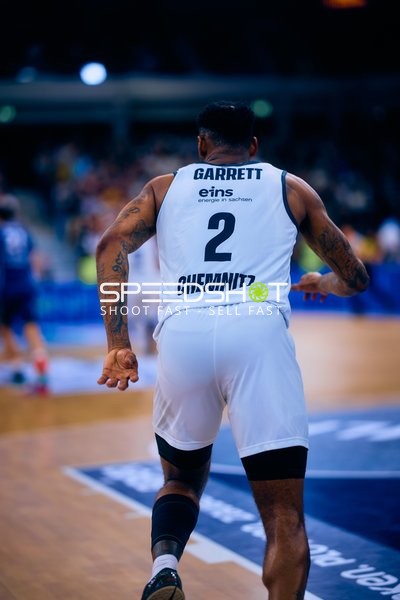 Dribbling von Nummer 2 (Niners Chemnitz)