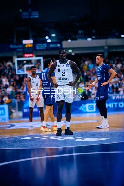 Spieler stehen im Basketballspiel