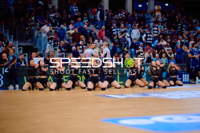 Cheerleader-Tanzshow auf dem Spielfeld
