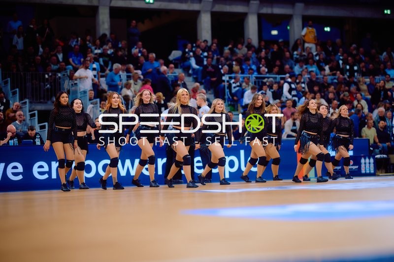 Tanzgruppe beim Basketballspiel