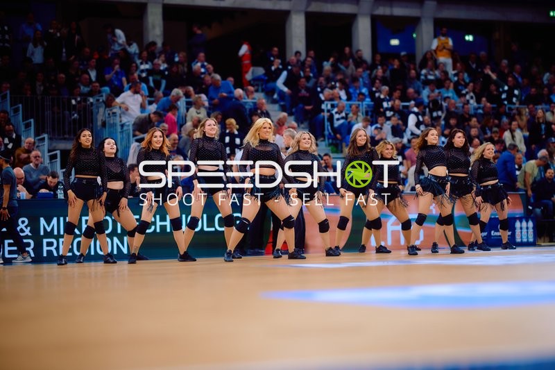 Tanzshow während des Basketballspiels